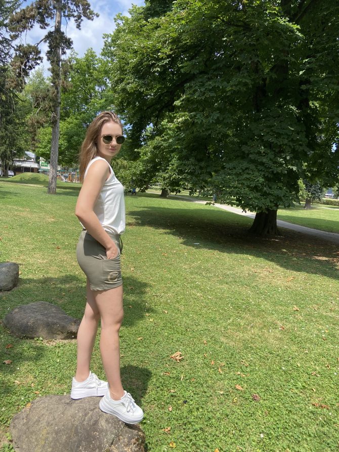 KRATKE HLAČE KEIRA OLIVNE - Image 3