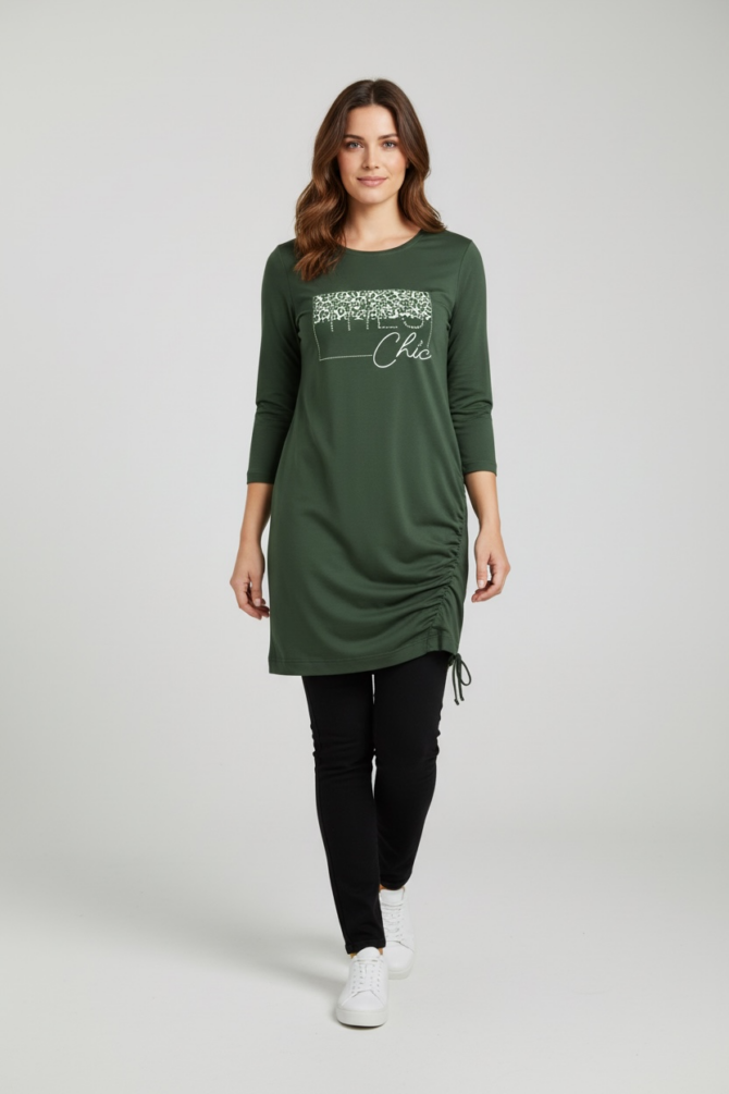 Å½enska tunika Amadea Olivna v temno zeleni barvi, udobna in modna za vsakodnevno noÅ¡enje.
