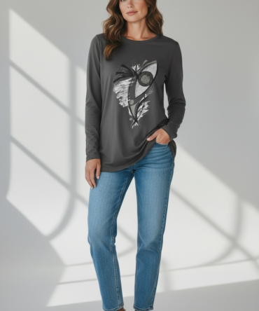 Metulj na Å¾enski srajci, modni in udobni kos oblaÄila za vsak dan.