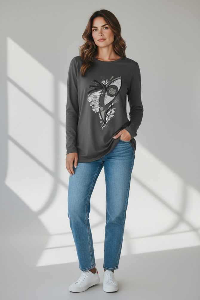 Metulj na Å¾enski srajci, modni in udobni kos oblaÄila za vsak dan.