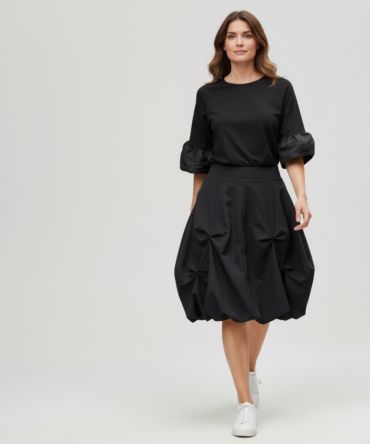 Å½enska obleka z volumnom in elegantnim dizajnom, primerna za posebne priloÅ¾nosti.