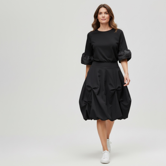 Å½enska obleka z volumnom in elegantnim dizajnom, primerna za posebne priloÅ¾nosti.